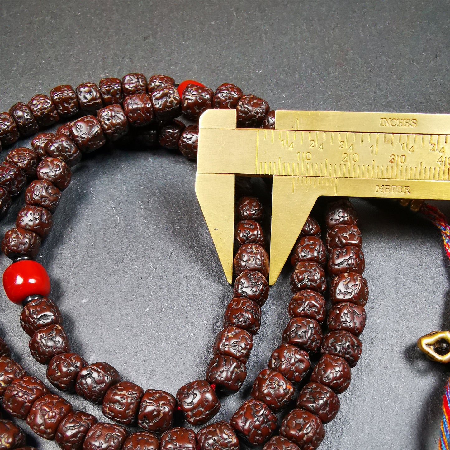 This old Rudraksha mala was handmade from tibetan crafts man in Baiyu County. It's composed of 108 pcs 8mm Rudraksha beads,with agate beads,1 pair of bead counters,and guru bead.