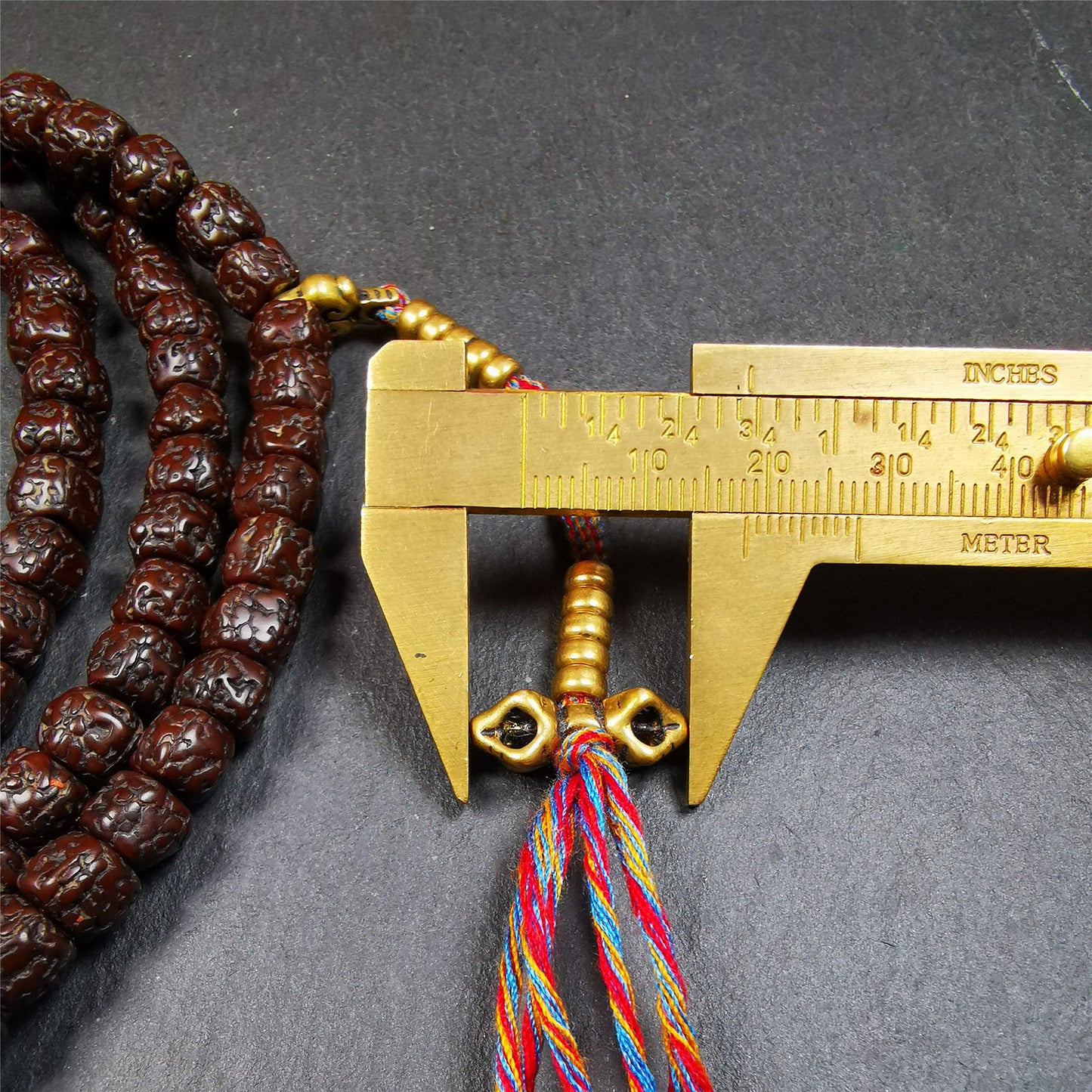 This old Rudraksha mala was handmade from tibetan crafts man in Baiyu County. It's composed of 108 pcs 8mm Rudraksha beads,with agate beads,1 pair of bead counters,and guru bead.