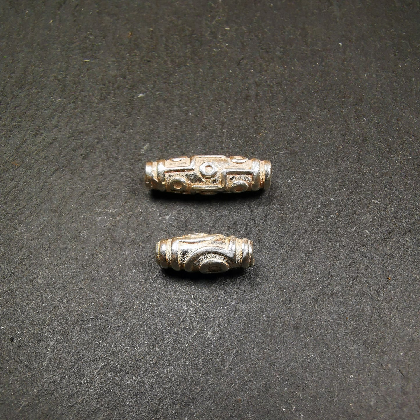 These silver dzi beads were made by Tibetan craftsmen. Made of sterling silver, you can use it as a mala pendant,spacer bead, or jewelry accessory.