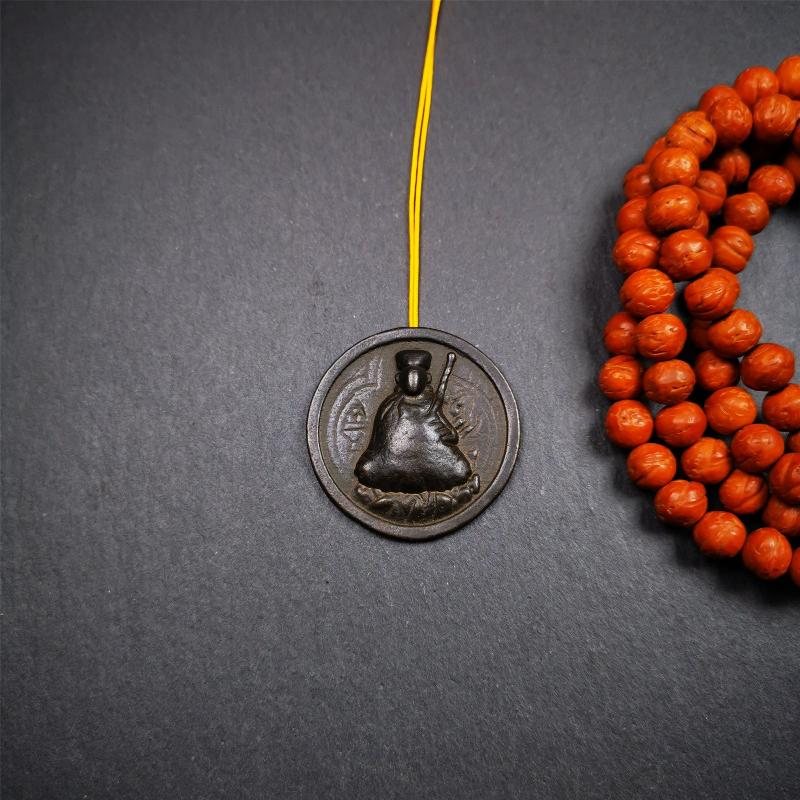 This Guru Rinpoche statue was collected from Derge,Tibet. It's a badge or pendant,made of thokcha, 1.4 inch diameter,guru rinpoche on the front and his mantra on the back. You can make it into a necklace,or bag hanging,or just put into your shrine.