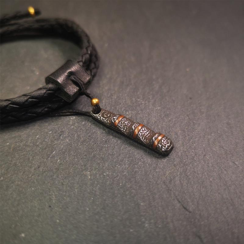 This unique Ladder pendant is made by Tibetan craftsmen in Hepo Township, Baiyu County. It is made of cold iron and copper, black color,the shape is Tibetan Ladder of Heaven,length is 32mm. You can make it into a pendant,keychain, or just put it on your desk,as an ornam