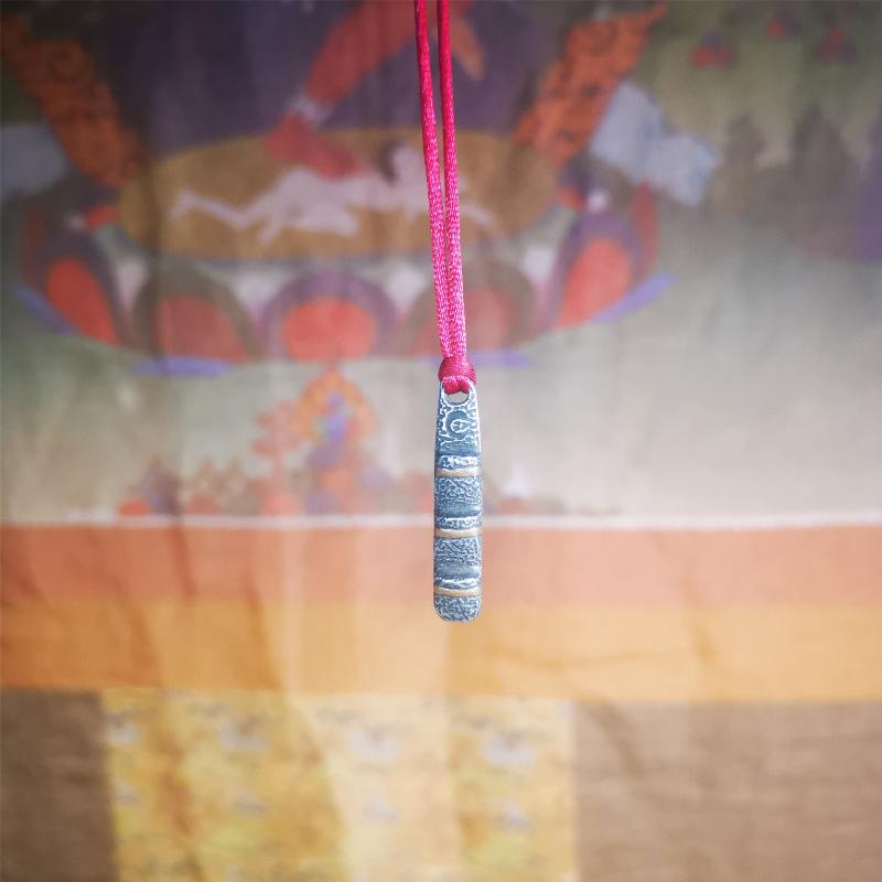 This unique Ladder pendant is made by Tibetan craftsmen in Hepo Township, Baiyu County. It is made of cold iron and copper, black color,the shape is Tibetan Ladder of Heaven,length is 32mm. You can make it into a pendant,keychain, or just put it on your desk,as an ornam