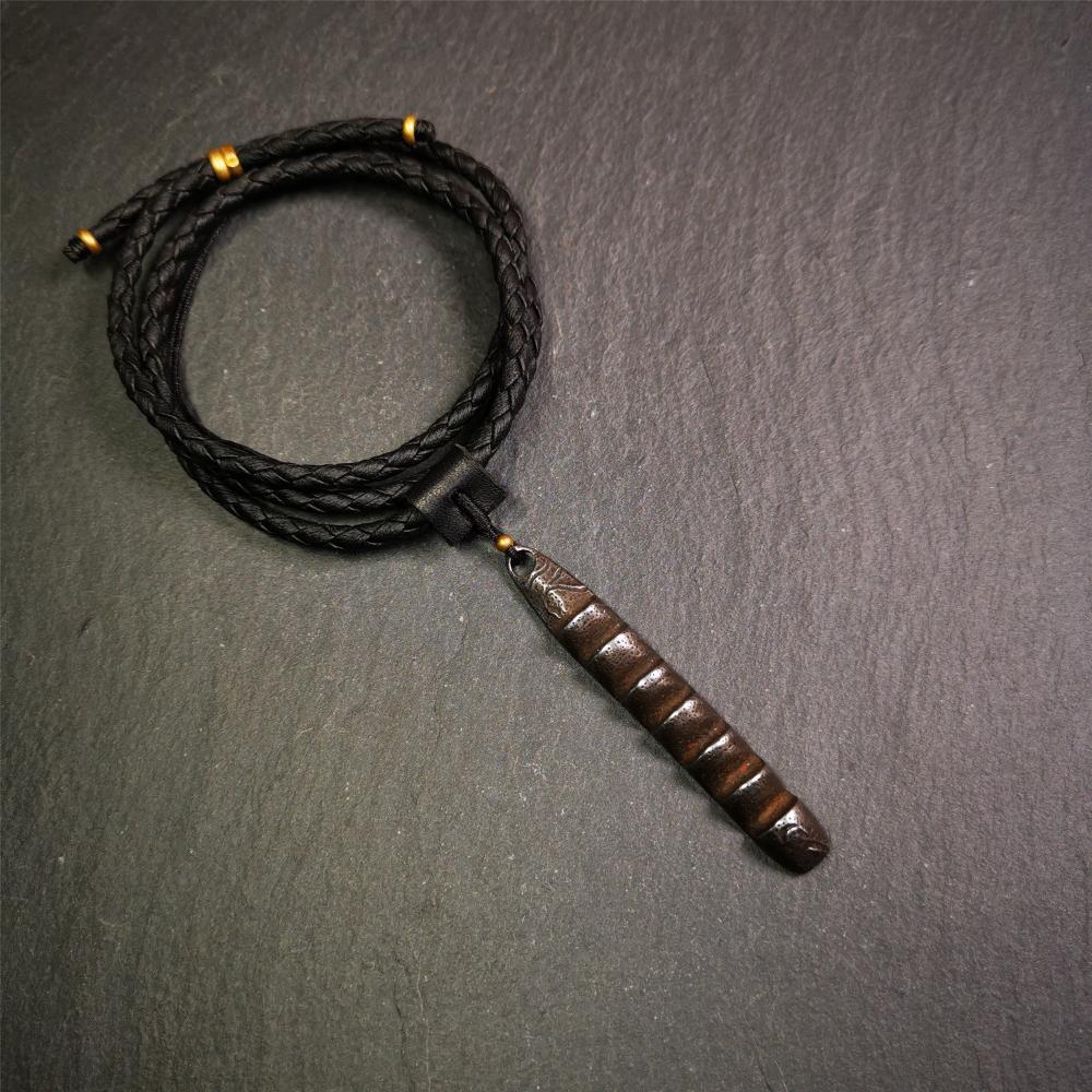 This unique Ladder pendant is made by Tibetan craftsmen. It is made of cold iron and copper, black color,the shape is Tibetan Ladder of Heaven,length is 66mm. You can make it into a pendant,keychain, or just put it on your desk,as an ornament.