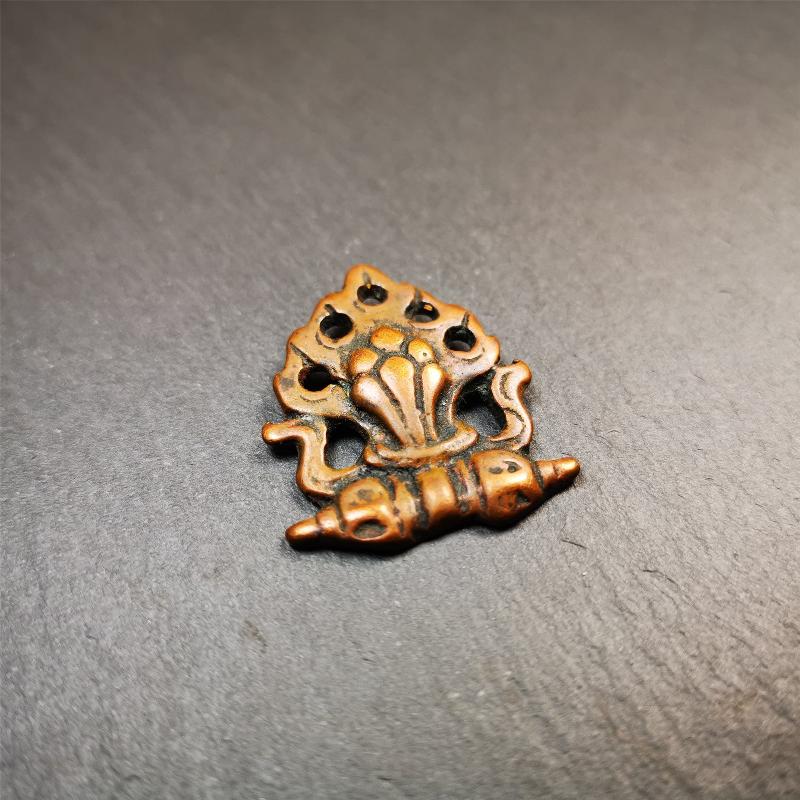 This mani jewel amulet was collect from Gengqing Monastery Tibet,it is an old badge or amulet pandent, made of copper, the shape is the mysterious mintamani. 