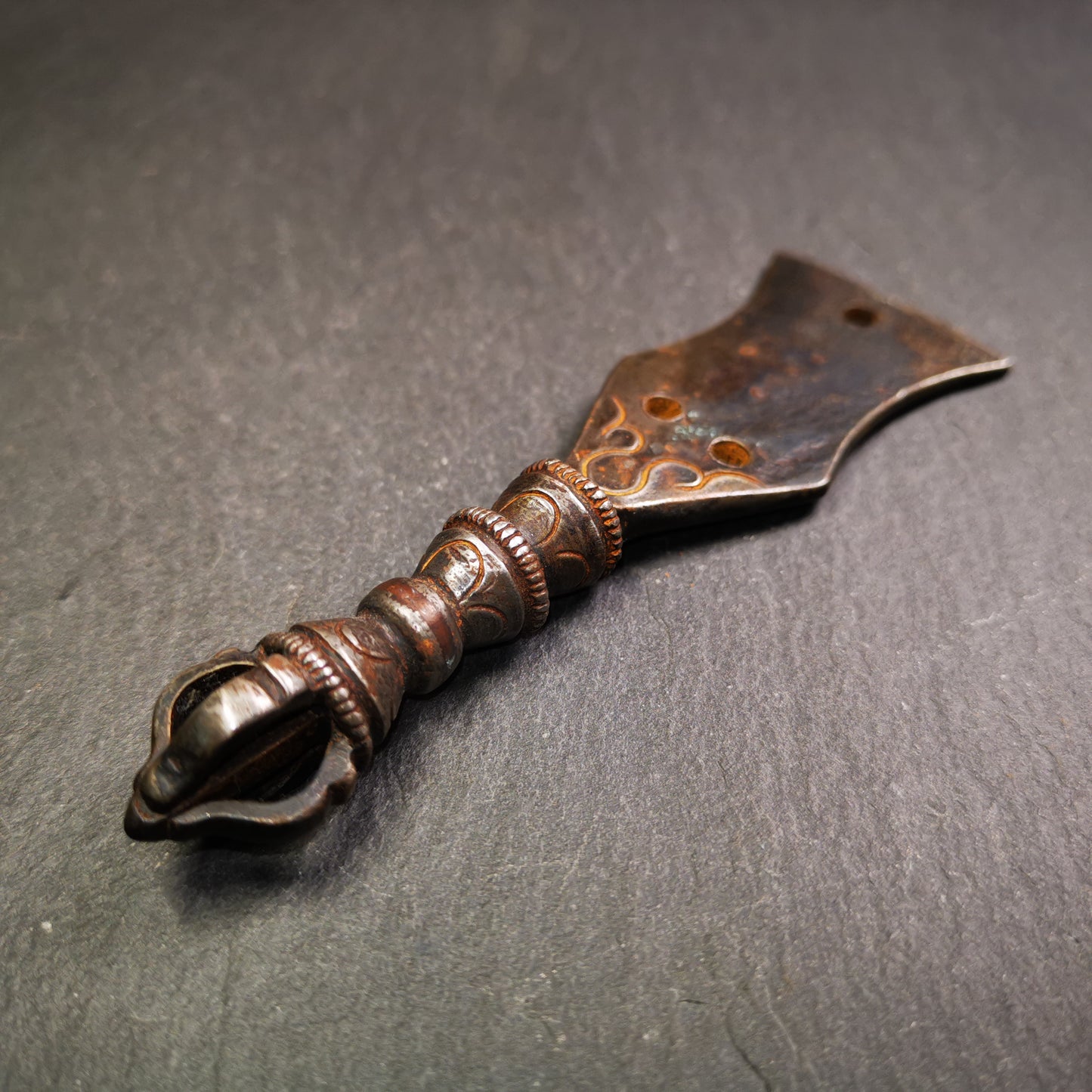 This old handmade kartika was handmade by Tibetan craftsmen. It is made of cold iron,inlaid copper wire, blcak color,the upper part is a half vajra, and the lower part is a flat kartika knife,3.9 inches long.