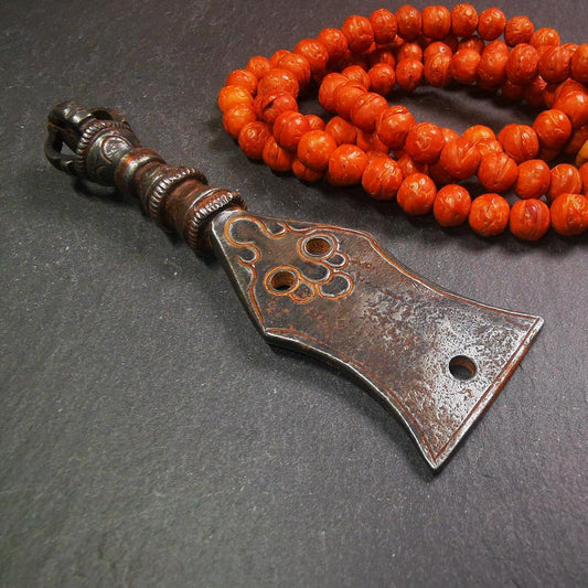 This old handmade kartika was handmade by Tibetan craftsmen. It is made of cold iron,inlaid copper wire, blcak color,the upper part is a half vajra, and the lower part is a flat kartika knife,3.9 inches long.