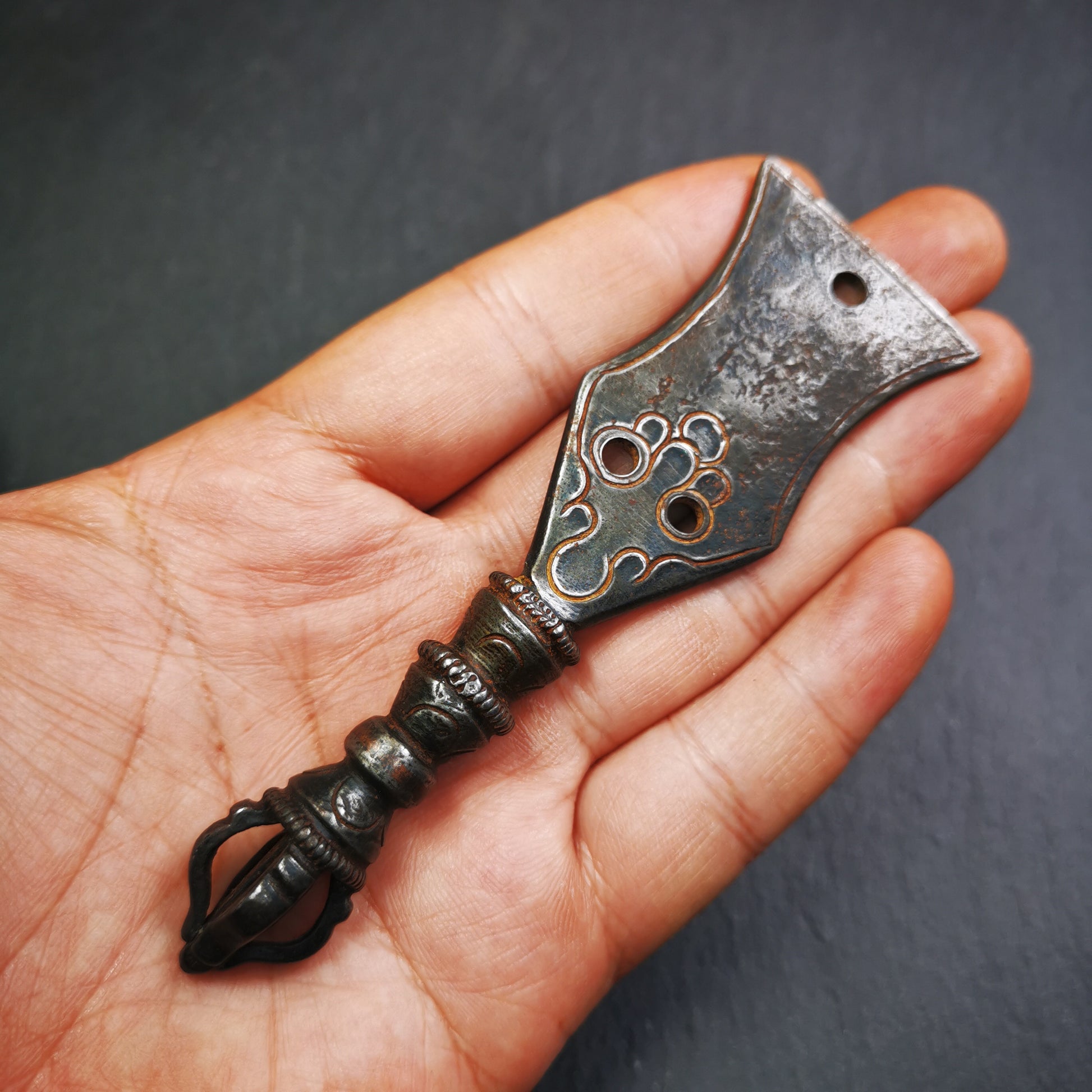 This old handmade kartika was handmade by Tibetan craftsmen. It is made of cold iron,inlaid copper wire, blcak color,the upper part is a half vajra, and the lower part is a flat kartika knife,3.9 inches long.