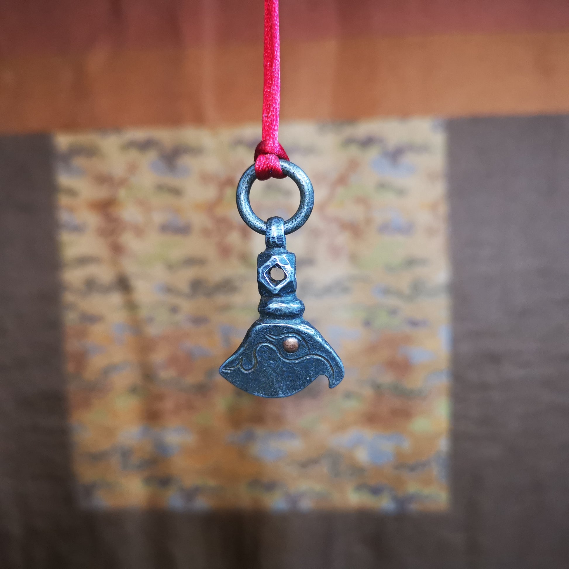 This kartika amulet was made by Tibetan craftsmen in Hepo Township, Baiyu County, the birthplace of the famous Tibetan handicrafts. It's made of cold iron, inlaid copper,carved with could pattern,size is 1.1 × 0.8 inches. You can make it into a necklace, or a keychain, or just put it on your desk,as an ornament.