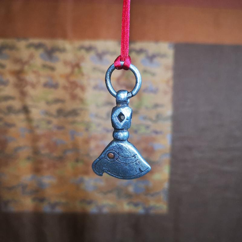 This kartika amulet was made by Tibetan craftsmen in Hepo Township, Baiyu County, the birthplace of the famous Tibetan handicrafts. It's made of cold iron, inlaid copper,carved with could pattern,size is 1.34 × 0.67 inches. You can make it into a necklace, or a keychain, or just put it on your desk,as an ornament.