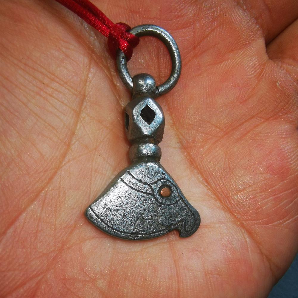 This kartika amulet was made by Tibetan craftsmen in Hepo Township, Baiyu County, the birthplace of the famous Tibetan handicrafts. It's made of cold iron, inlaid copper,carved with could pattern,size is 1.34 × 0.67 inches. You can make it into a necklace, or a keychain, or just put it on your desk,as an ornament.