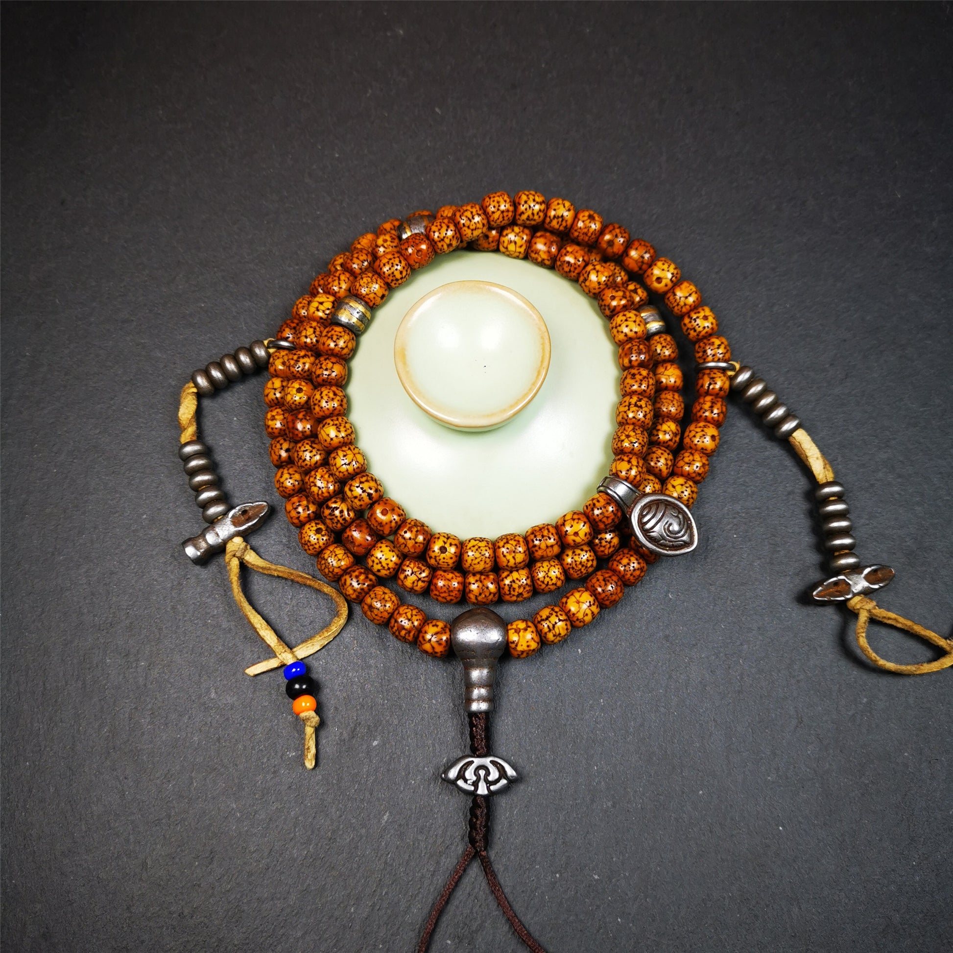 This old lotus seed mala was handmade from tibetan crafts man in Baiyu County. It's composed of 108 pcs 8mm lotus seed beads,with cold iron beads,1 pair of bead counters,guru bead,and vajra pendant.
