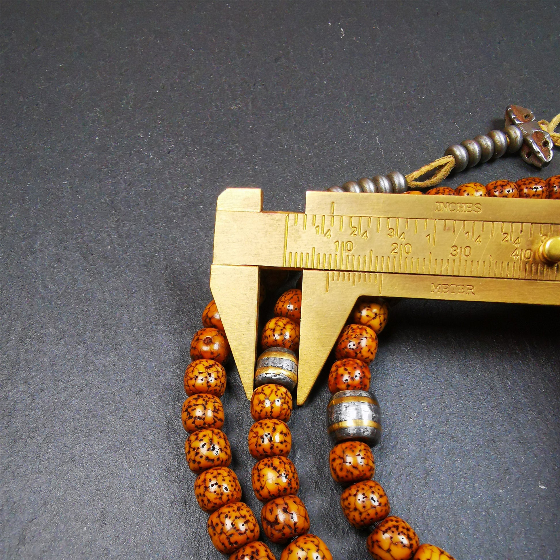 This old lotus seed mala was handmade from tibetan crafts man in Baiyu County. It's composed of 108 pcs 8mm lotus seed beads,with cold iron beads,1 pair of bead counters,guru bead,and vajra pendant.