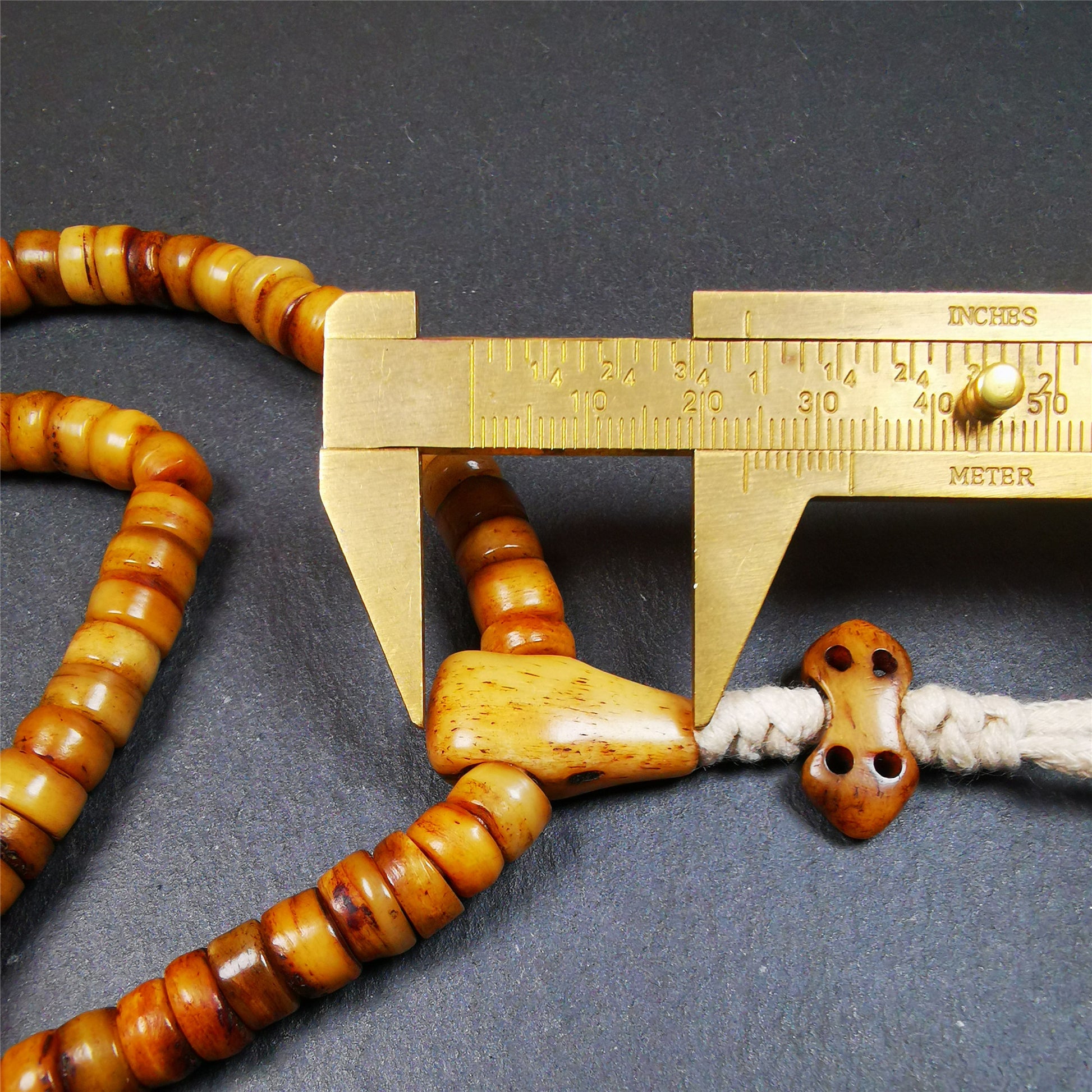 This yak bone mala was handmade from tibetan crafts man in Baiyu County,about 30 years old. It's composed of 108 pcs 9mm bone beads,with agate, turquoise,bone guru bead,and vajra pendant.