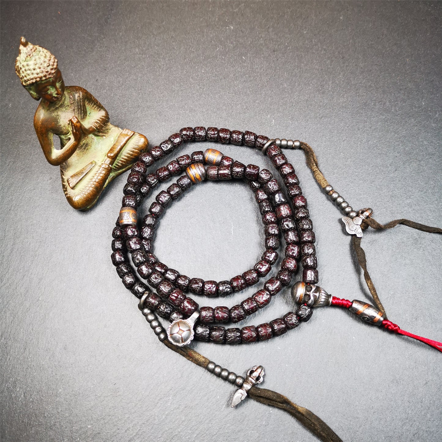 This old rudraksha mala was handmade from tibetan crafts man in Baiyu County. It's composed of 108 pcs 8mm rudraksha beads,with cold iron beads,1 pair of bead counters,guru bead,and dzi bead pendant.