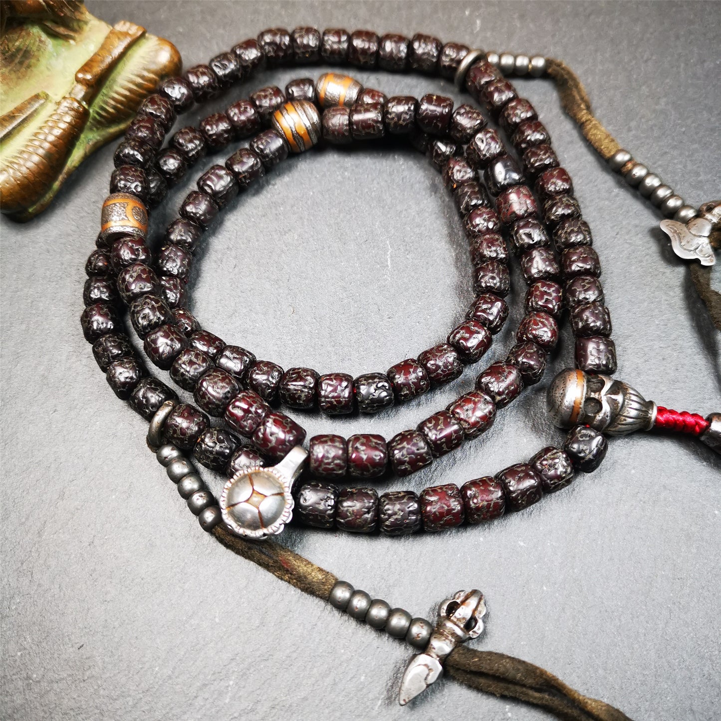 This old rudraksha mala was handmade from tibetan crafts man in Baiyu County. It's composed of 108 pcs 8mm rudraksha beads,with cold iron beads,1 pair of bead counters,guru bead,and dzi bead pendant.