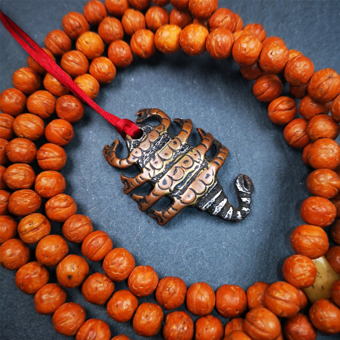 This scorpion amulet is made by Tibetan craftsmen in Hepo Township, Baiyu County, the birthplace of the famous Tibetan handicrafts. It is made of cold iron and copper,black color, size is 1.6 × 1.2 inches.The body is cold iron,and the legs are copper wire. You can make it into a necklace, or a keychain, or just put it in your shrine.