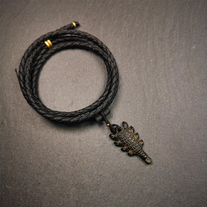 Obsidian Scorpion Amulet 1.38" - Tibetan Buddhist amulet, detailed view