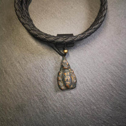 Old Scorpion Guru Amulet 0.95" - Tibetan Buddhist amulet, front view