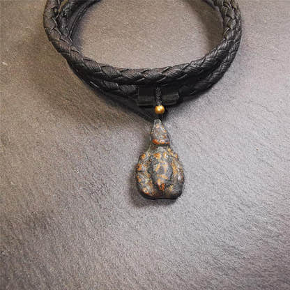 Old Scorpion Guru Amulet 0.95" - Tibetan Buddhist amulet, detailed view