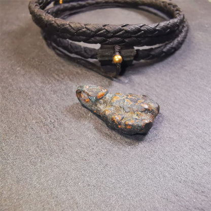 This scorpion amulet was collected from Derge County,Tibet,about 40 years old. It is made of copper, size is 0.95" × 0.55" inches. You can make it into a necklace, or a keychain, or just put it in your shrine.