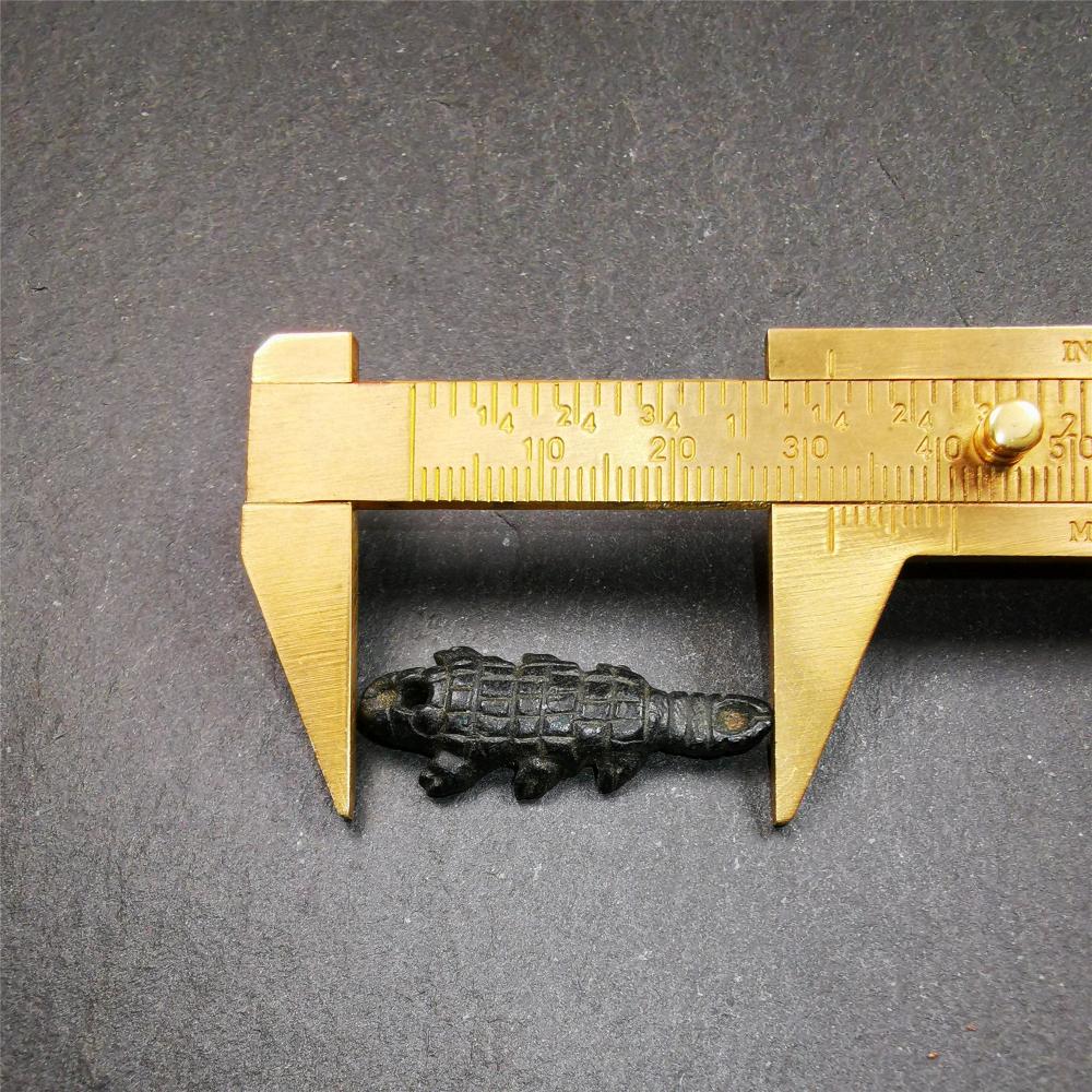 Obsidian Scorpion Amulet 1.26" - Tibetan Buddhist amulet, size reference