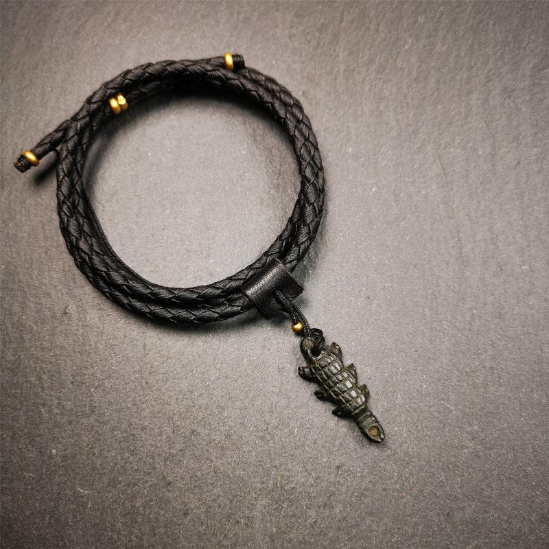 Obsidian Scorpion Amulet 1.26" - Tibetan Buddhist amulet, detailed view