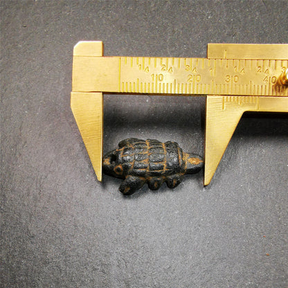 This unique obsidian carved Scorpion Guru pendant is made by Tibetan craftsmen in Hepo Township, Baiyu County, the birthplace of the famous Tibetan handicrafts. It's made of obsidian,black color,1.1 inch height. You can make it into necklace,or mala pendant.