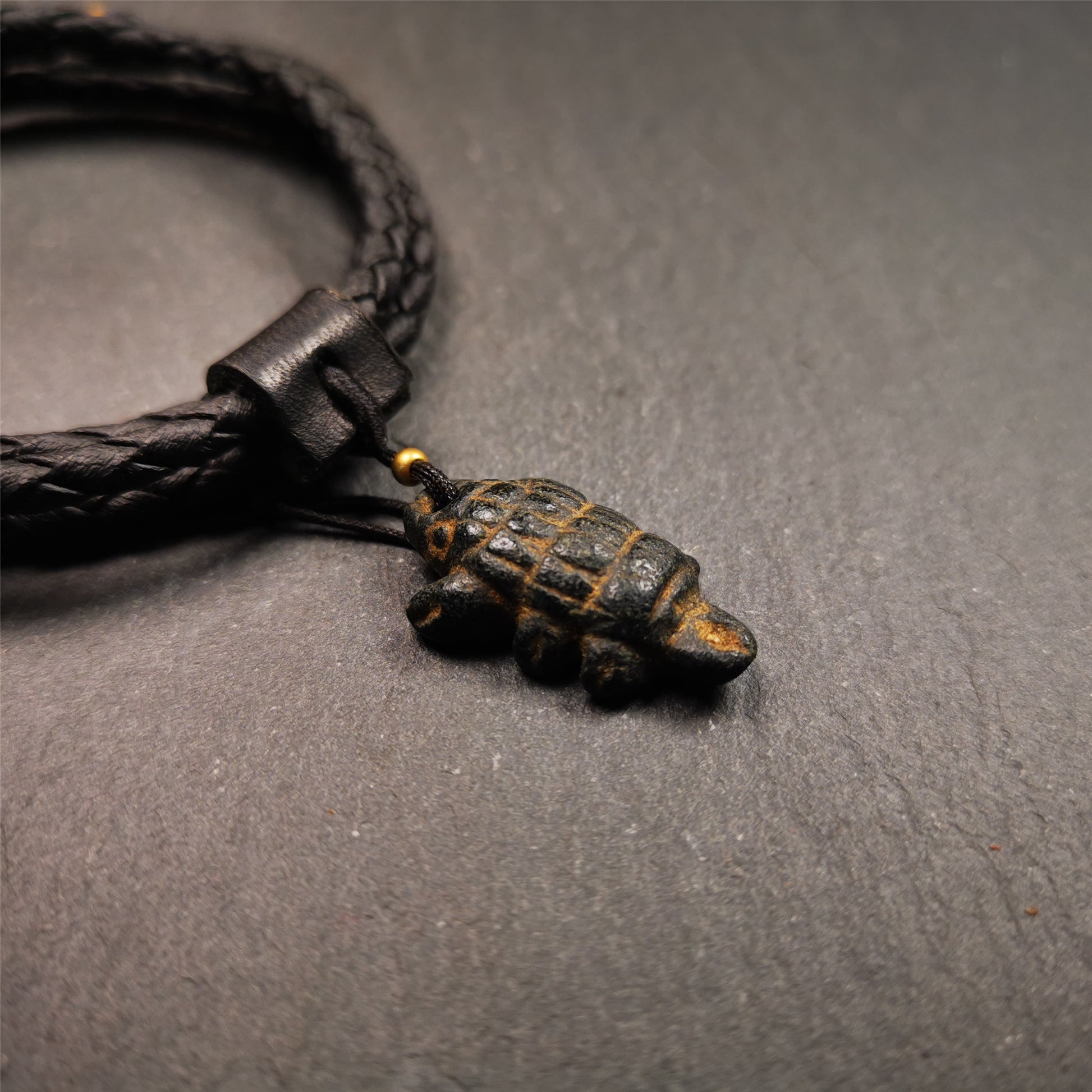 This unique obsidian carved Scorpion Guru pendant is made by Tibetan craftsmen in Hepo Township, Baiyu County, the birthplace of the famous Tibetan handicrafts. It's made of obsidian,black color,1.1 inch height. You can make it into necklace,or mala pendant.