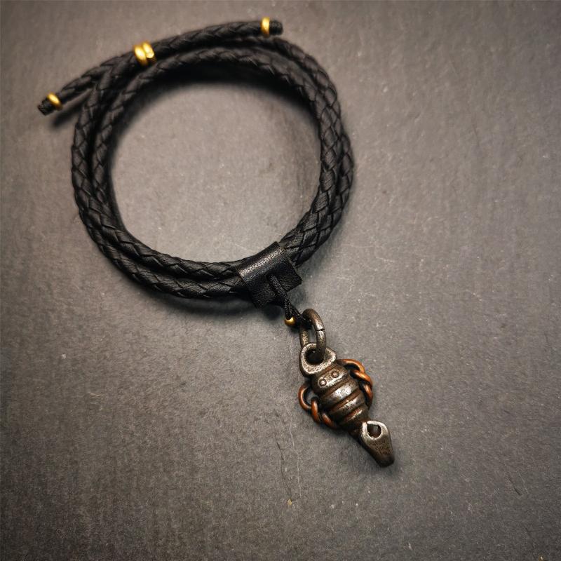 This scorpion amulet is made by Tibetan craftsmen in Hepo Township, Baiyu County, the birthplace of the famous Tibetan handicrafts. It is made of cold iron and copper,black color, size is 1.26 × 0.67 inches.The body is cold iron,and the legs are copper wire. You can make it into a necklace, or a keychain, or just put it in your shrine.