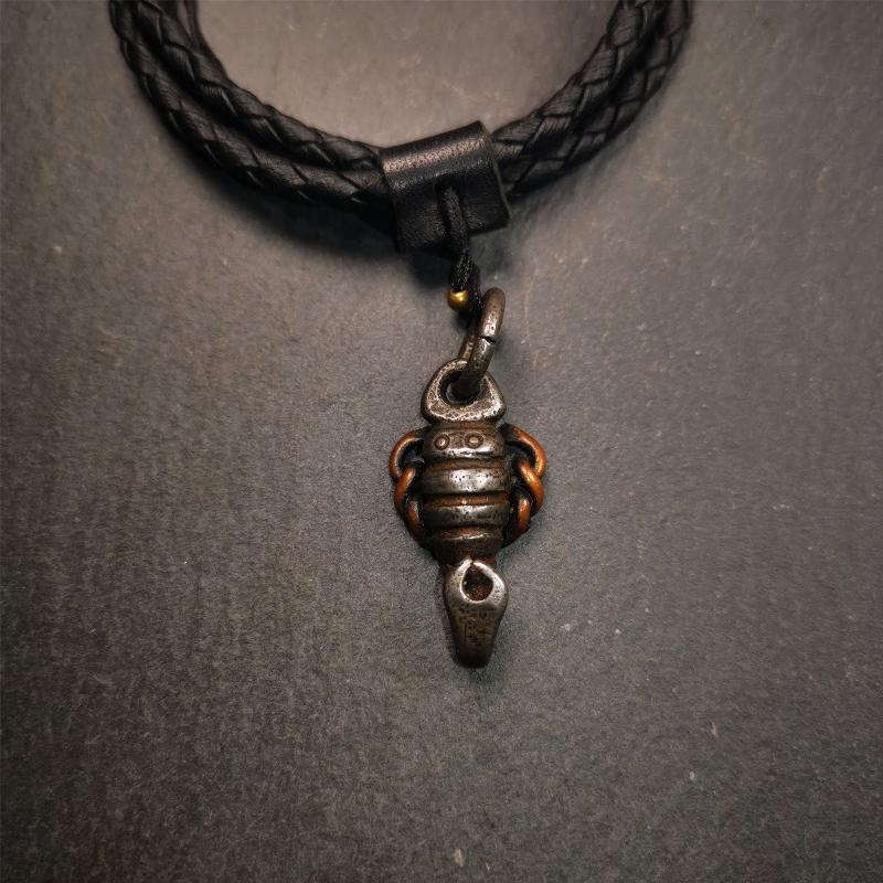 This scorpion amulet is made by Tibetan craftsmen in Hepo Township, Baiyu County, the birthplace of the famous Tibetan handicrafts. It is made of cold iron and copper,black color, size is 1.26 × 0.67 inches.The body is cold iron,and the legs are copper wire. You can make it into a necklace, or a keychain, or just put it in your shrine.