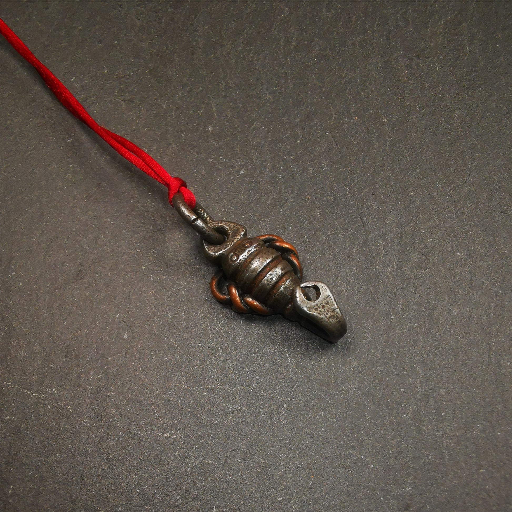 This scorpion amulet is made by Tibetan craftsmen in Hepo Township, Baiyu County, the birthplace of the famous Tibetan handicrafts. It is made of cold iron and copper,black color, size is 1.26 × 0.67 inches.The body is cold iron,and the legs are copper wire. You can make it into a necklace, or a keychain, or just put it in your shrine.