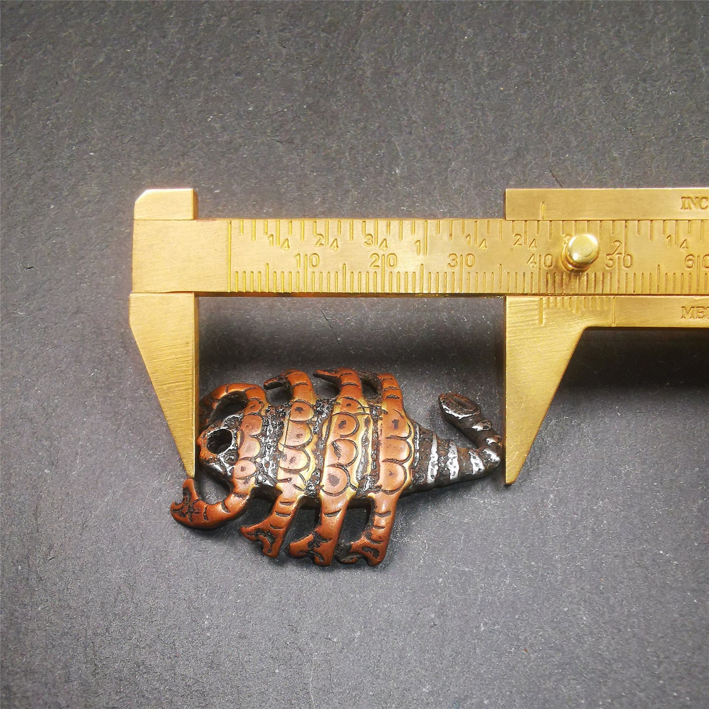 This scorpion amulet is made by Tibetan craftsmen in Hepo Township, Baiyu County, the birthplace of the famous Tibetan handicrafts. It is made of cold iron and copper,black color, size is 1.6 × 1.2 inches.The body is cold iron,and the legs are copper wire. You can make it into a necklace, or a keychain, or just put it in your shrine.