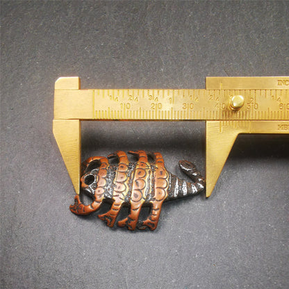 This scorpion amulet is made by Tibetan craftsmen in Hepo Township, Baiyu County, the birthplace of the famous Tibetan handicrafts. It is made of cold iron and copper,black color, size is 1.6 × 1.2 inches.The body is cold iron,and the legs are copper wire. You can make it into a necklace, or a keychain, or just put it in your shrine.