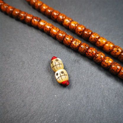 These marker beads were handmade by Tibetan craftsmen and come from Hepo Town, Baiyu County, the birthplace of the famous Tibetan handicrafts. It is made of fish bone,carved skull pattern,beige color,size is 0.3" × 0.3". Fit for 5-8mm mala (The reference in the photo is 7mm mala)