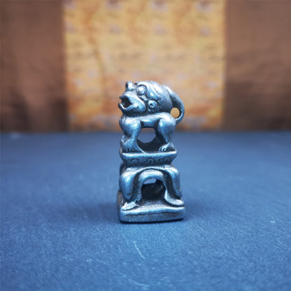 This vintage Kalachakra stamp was collected from Derge Tibet,about 30 years old. It is made of cold iron,carved snow lion,and a Kalachakra pattern at the bottom,size is 1.53 inches.