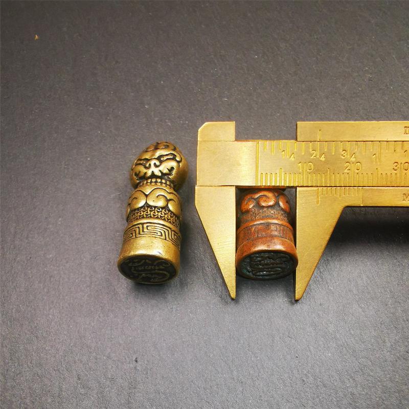 These vintage stamps were handmade from tibet,about 40 years old. They're made of copper/brass,carved snow lion and lucky cloud pattern on the body,the auspicious seal on the bottom,means good luck and bless.  You can make it into a necklace or keyring pendant, or just place it on your desk as a decoration.