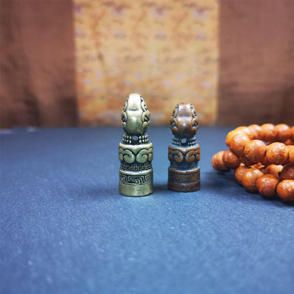 These vintage stamps were handmade from tibet,about 40 years old. They're made of copper/brass,carved snow lion and lucky cloud pattern on the body,the auspicious seal on the bottom,means good luck and bless.  You can make it into a necklace or keyring pendant, or just place it on your desk as a decoration.