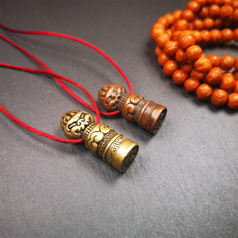 These vintage stamps were handmade from tibet,about 40 years old. They're made of copper/brass,carved snow lion and lucky cloud pattern on the body,the auspicious seal on the bottom,means good luck and bless.  You can make it into a necklace or keyring pendant, or just place it on your desk as a decoration.