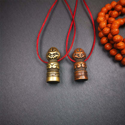 These vintage stamps were handmade from tibet,about 40 years old. They're made of copper/brass,carved snow lion and lucky cloud pattern on the body,the auspicious seal on the bottom,means good luck and bless.  You can make it into a necklace or keyring pendant, or just place it on your desk as a decoration.