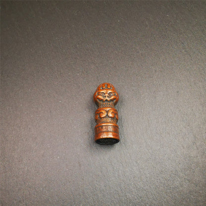 These vintage stamps were handmade from tibet,about 40 years old. They're made of copper/brass,carved snow lion and lucky cloud pattern on the body,the auspicious seal on the bottom,means good luck and bless.  You can make it into a necklace or keyring pendant, or just place it on your desk as a decoration.