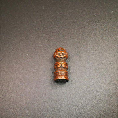 These vintage stamps were handmade from tibet,about 40 years old. They're made of copper/brass,carved snow lion and lucky cloud pattern on the body,the auspicious seal on the bottom,means good luck and bless.  You can make it into a necklace or keyring pendant, or just place it on your desk as a decoration.