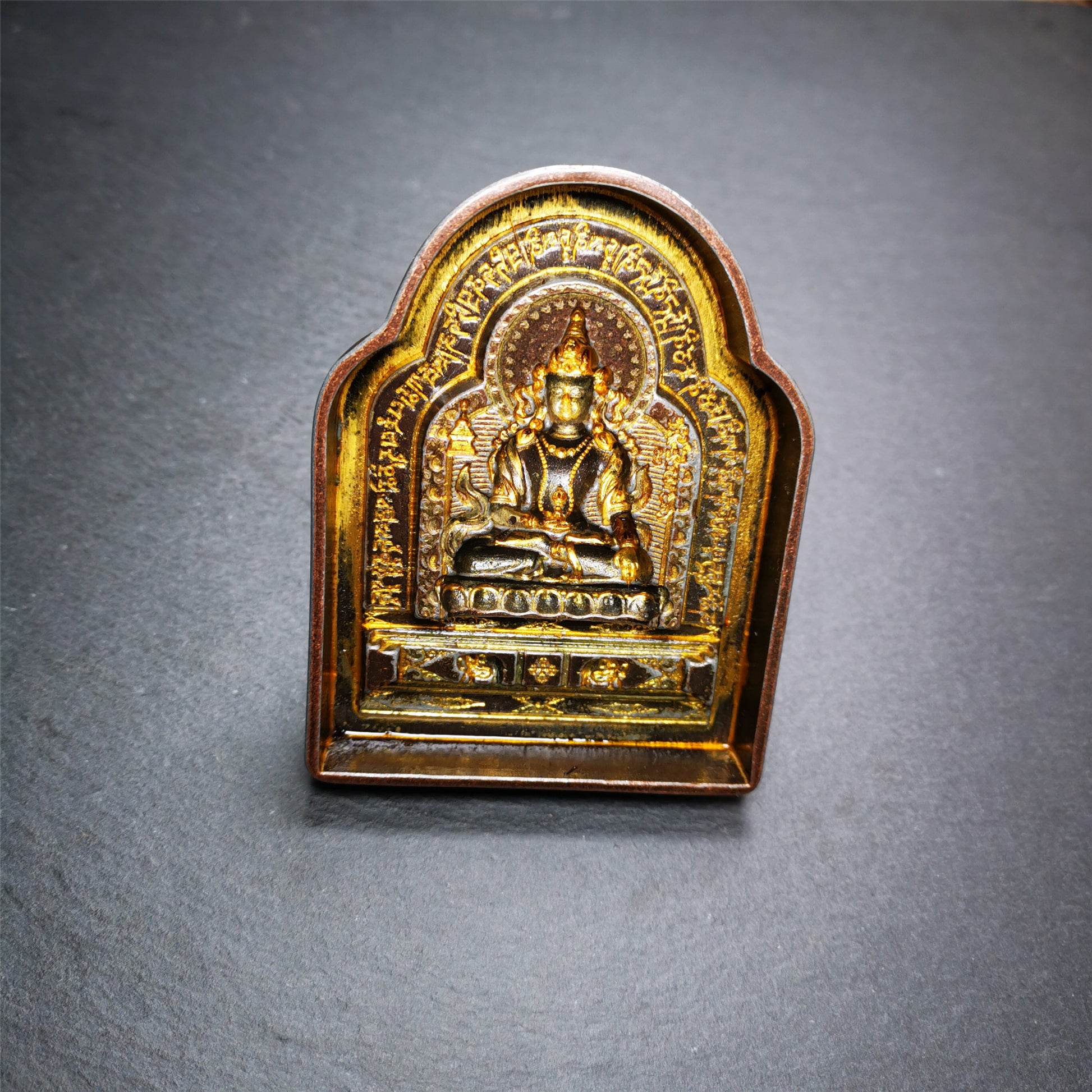 This unique Akshobhya Tsa-Tsa buddha statue mold is made by Tibetan craftsmen in Hepo Township, Baiyu County. With this exquisite mold, you can use clay to make your own Buddha statue as a decoration or consecration. The statue that you make from your moulds can be left plain or painted.