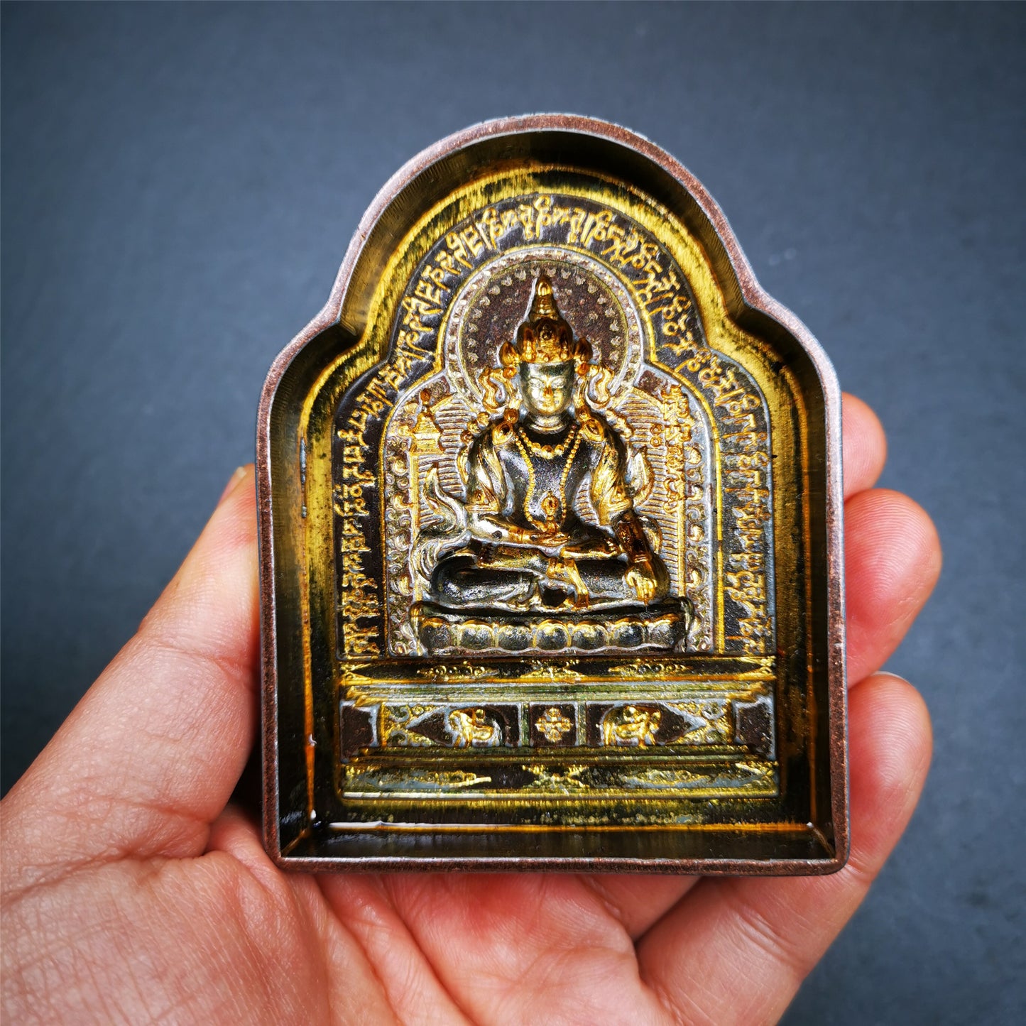 This unique Akshobhya Tsa-Tsa buddha statue mold is made by Tibetan craftsmen in Hepo Township, Baiyu County. With this exquisite mold, you can use clay to make your own Buddha statue as a decoration or consecration. The statue that you make from your moulds can be left plain or painted.