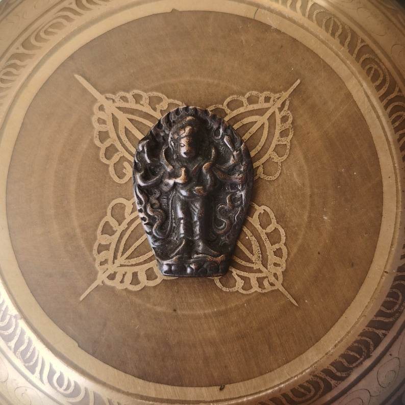 Thokcha Pendant,Six-armed Manjusri,Wisdom Buddha - Buddha statue, size reference