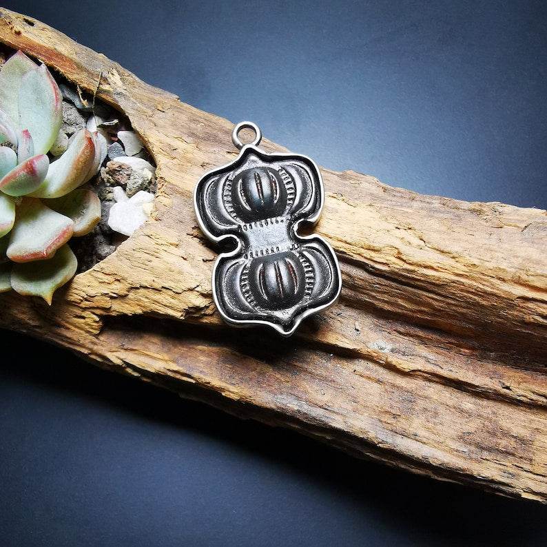Pendant,Vajra Dorje Amulet Vajrayana - Tibetan Buddhist amulet, detailed view