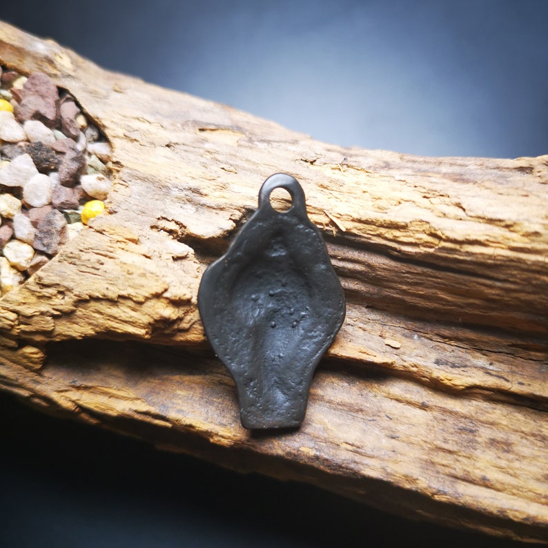 Gandhanra Antique Shankha(Divine Conch) Badge,Tibetan Buddhist Protective Amulet Pendant,Made of Thokcha,60 Years Old