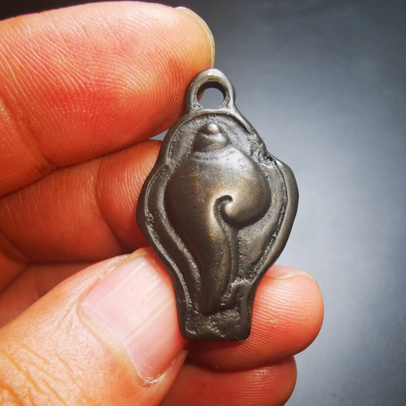 Gandhanra Antique Shankha(Divine Conch) Badge,Tibetan Buddhist Protective Amulet Pendant,Made of Thokcha,60 Years Old