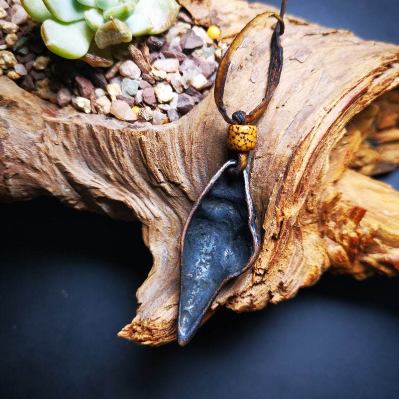Shankha Divine Conch Amulet - Tibetan Buddhist amulet, detailed view
