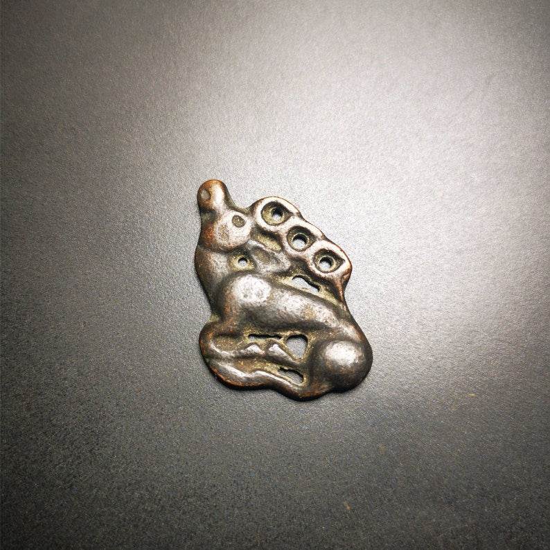 Antique Deer Amulet Badge,Tibetan Buddhist Pendant,Made of Thokcha,60 Years Old - Tibetan Buddhist amulet, close-up detail