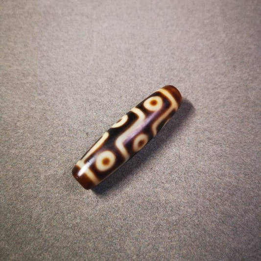9 Eyes Dzi Bead - Tibetan dzi bead, detailed view